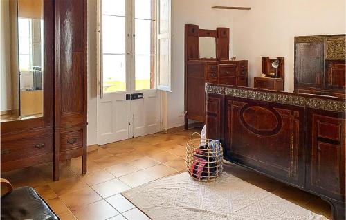 - un salon avec une grande armoire en bois et une fenêtre dans l'établissement Cozy Apartment In Donnalucata With Kitchen, à Donnalucata