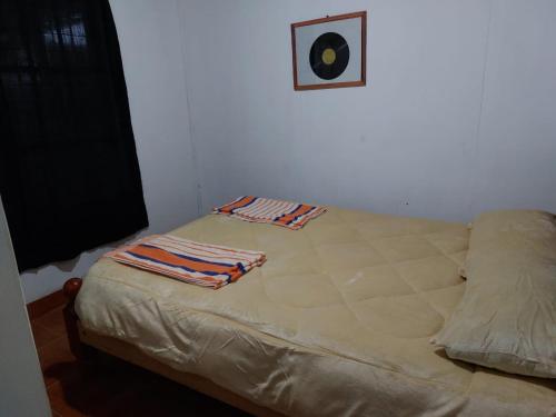 Una cama con dos toallas en una habitación en rancho de los bellidos en Perico