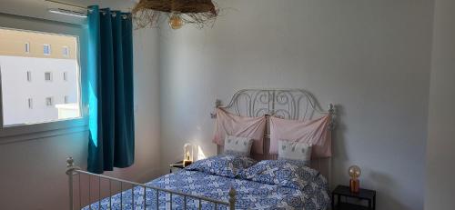 um quarto com uma cama com uma cabeceira e uma janela em Appartement avec balcon/terrasse em Monteux