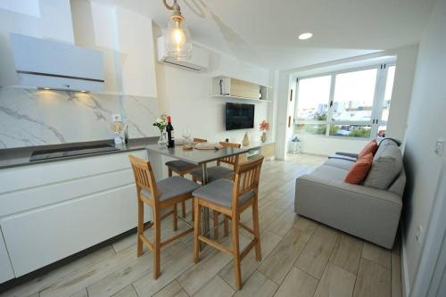 cocina con mesa, sillas y sofá en Las Palmeras in Playa La Garita - beach apartment, en La Garita