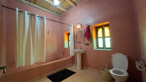 une salle de bain avec une baignoire, des toilettes et un lavabo dans l'établissement Riad Heermans, à Ouzoud