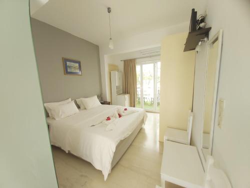 a bedroom with a large white bed in a room at Antonios 1 in Matala