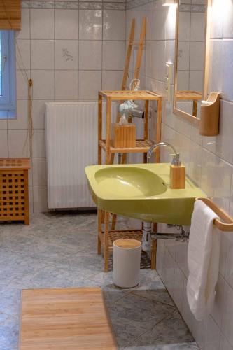 a bathroom with a green sink and a mirror at Gutshof zum Wurzgarten in Hainbach