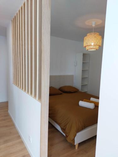 une chambre avec un lit dans une pièce dans l'établissement La Villa Bompard 48M2 Cœur de ville avec terrasse, à Rodez