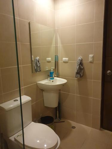 Ett badrum på Lafayette Park Square Condominium, Manduriao, Iloilo (15Z)