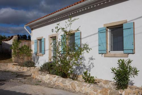 Maison blanche avec volets bleus dans l'établissement Casalinho in Portugal Country House, à Tomar