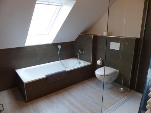 uma casa de banho com banheira e WC em Ferienhaus Sonnenzauber 2 em Walsrode