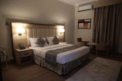 - une chambre d'hôtel avec un grand lit dans l'établissement فندق روز الجنوب, à Abū Ḩajar al A‘lá