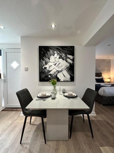 ein Esszimmer mit einem weißen Tisch und Stühlen in der Unterkunft The Cottage in Saint Annes on the Sea