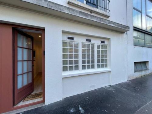 a white building with a door on the side of it at Paris Nordmann superbe appartement 2 pièces in Paris