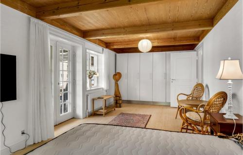 Schlafzimmer mit einem Bett, einem Schreibtisch und Stühlen in der Unterkunft Lovely Home In Glamsbjerg With Kitchen in Glamsbjerg