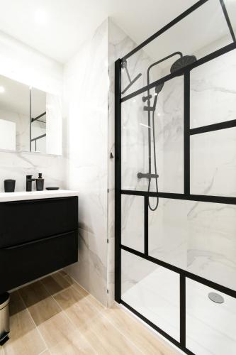 une salle de bain avec une douche avec une porte vitrée dans l'établissement Elena YourHostHelper, à Cannes