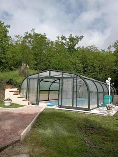 Maison avec piscine au milieu des bois