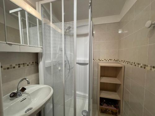 a bathroom with a shower and a sink and a shower at Appartement Samoëns, 2 pièces, 6 personnes - FR-1-624-79 in Samoëns