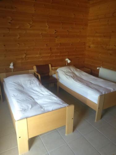 Un pat sau paturi într-o cameră la Dobbelt værelse med egen indgang og bad