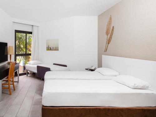 Postel nebo postele na pokoji v ubytování Riviera by Isrotel Collection