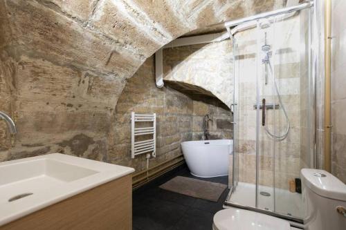 une salle de bain avec une douche, un lavabo et des toilettes dans l'établissement Appartement Broca, à Paris