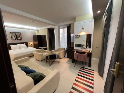 une chambre d'hôtel avec un lit et un salon dans l'établissement Aleksandar Villa & Spa, à Ohrid