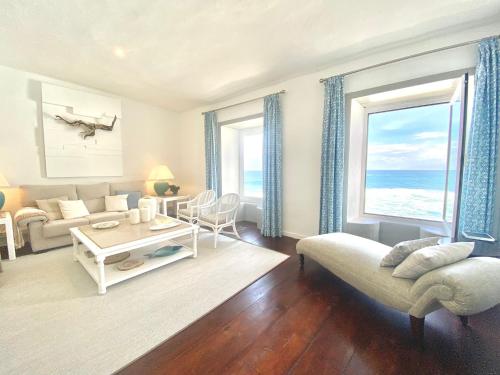 Posedenie v ubytovaní Casa Vistamar, Amazing Sea Views and Private Pool