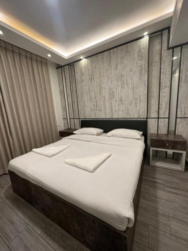 アンマンにあるapartment for rent khaldi(HA31)のベッドルーム(白いシーツを使用した大型ベッド1台付)