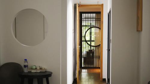 a hallway with a door and a table and a mirror at Xi'an Travelling with Hotel South Gate in Xi'an