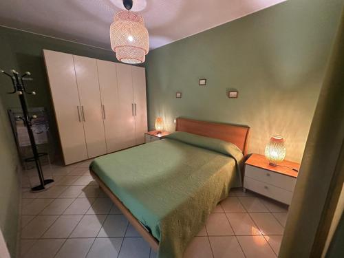 una camera con un letto e due comodini di Appartamento per 4 persone in centro Alba ad Alba
