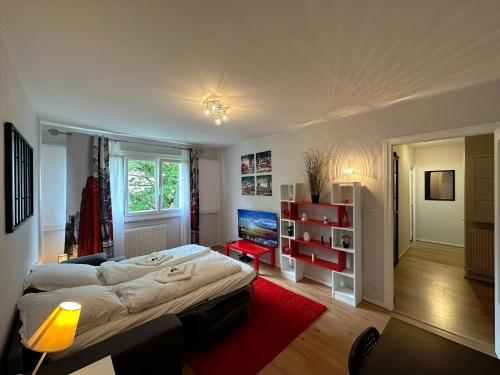 um quarto com uma cama grande e um tapete vermelho em Royale London Signature * * * * * em Annemasse
