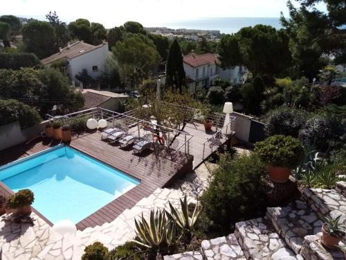 - une piscine dans une villa avec vue sur l'océan dans l'établissement villa rahuette, à Sète