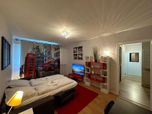 um quarto com uma cama e uma televisão em Royale London Signature * * * * * em Annemasse