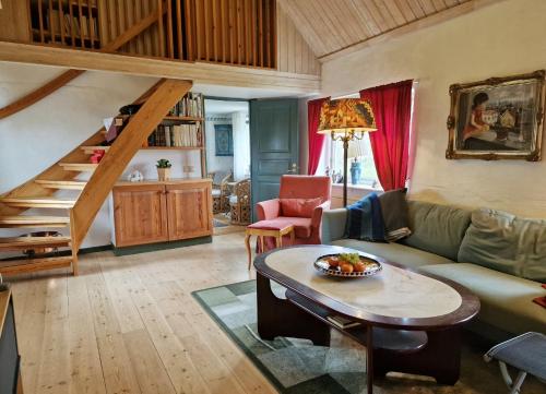 ein Wohnzimmer mit einem Sofa und einem Tisch in der Unterkunft Lovely summer house in Österlen with jacuzzi in Löderup