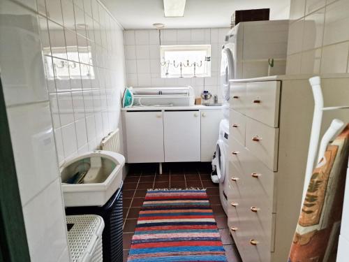 eine kleine Küche mit Spüle und Kühlschrank in der Unterkunft Lovely summer house in Österlen with jacuzzi in Löderup