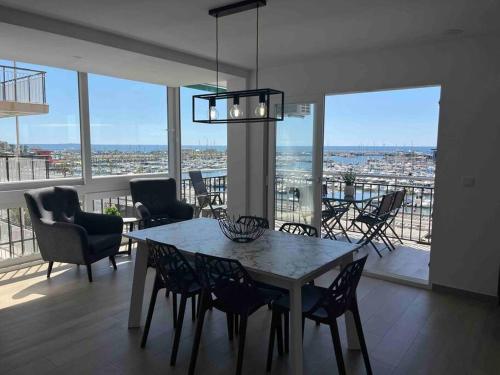 a dining room with a table and chairs with a view at Apartamento con preciosas vistas a pie de playa in Santa Pola