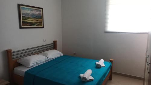 sypialnia z łóżkiem z dwoma białymi ręcznikami w obiekcie Lustica-Apartment Dora3 w mieście Herceg Novi