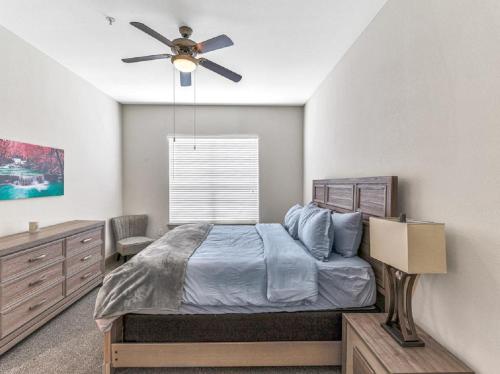 1 dormitorio con 1 cama y ventilador de techo en Elegant 2BR Ideal for Long Term Stay en Houston