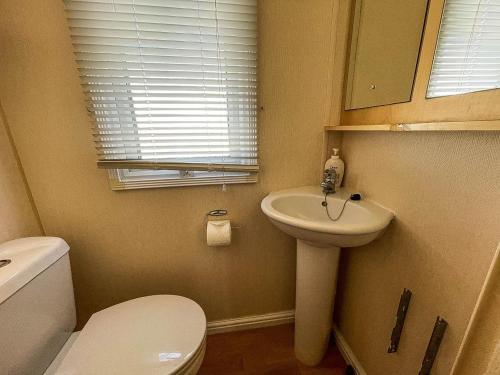 a small bathroom with a toilet and a sink at 6 Berth Caravan Nearby Hunstanton Beach Front In Norfolk Ref 13019l in Hunstanton