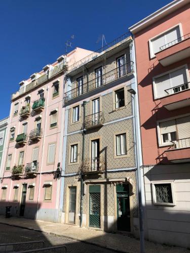 un gran edificio con balcones en un lateral en Angels Homes-n27, 3ºfloor - Bairro Típico, Centro Lisboa en Lisboa