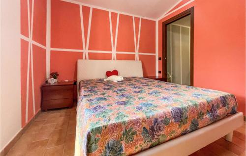 - une chambre avec un lit avec un animal rembourré dans l'établissement Gorgeous Home In Pisticci With Wifi, à Pisticci