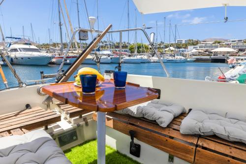 einen Tisch auf dem Deck eines Bootes in der Unterkunft Seaside Chill-out Stay on a Sail Yacht in Puerto Calero