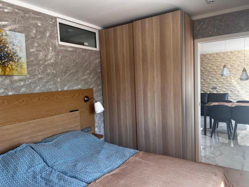 1 Schlafzimmer mit einem Bett und einem Esszimmer in der Unterkunft Rotušės apartamentai Kretingoje in Kretinga