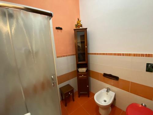 ビルジ・ヴェッキにあるLa "Piccola della Gioia"のバスルーム(トイレ、洗面台付)