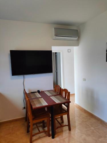 tavolo da pranzo con sedie e TV a schermo piatto di Casa Kores a Icod de los Vinos