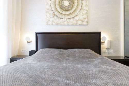 Una cama o camas en una habitación de TLV Luxury Modern Apartment City Center