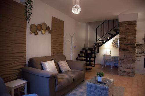 - un salon avec un canapé et un escalier dans l'établissement Mamma Dò, à Gualdo Tadino