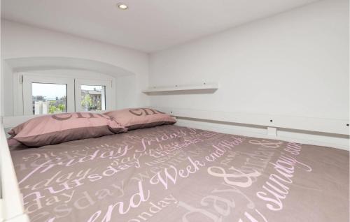 een slaapkamer met een bed met een roze dekbed bij Amazing Apartment In Rijeka With Wifi in Rijeka