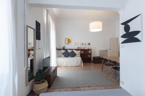 a living room with a bed and a table at Farina 14 in Florence