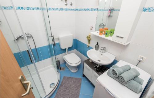 uma casa de banho com um chuveiro, um WC e um lavatório. em Amazing Apartment In Rijeka With Wifi em Rijeka