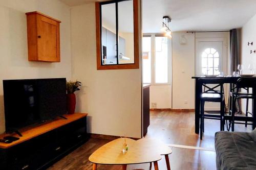 a living room with a couch and a table at Studio le St O-Zone in Angoulême