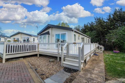 Gallery image of Beautiful Lodge Highfield Grange Holiday Park In Essex Ref 26621p in Clacton-on-Sea