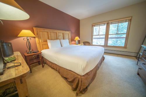 - une chambre avec un grand lit et une fenêtre dans l'établissement Jack Pine 8006, à Keystone