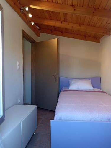 sypialnia z dużym łóżkiem i drzwiami w obiekcie Ventus w mieście Afionas